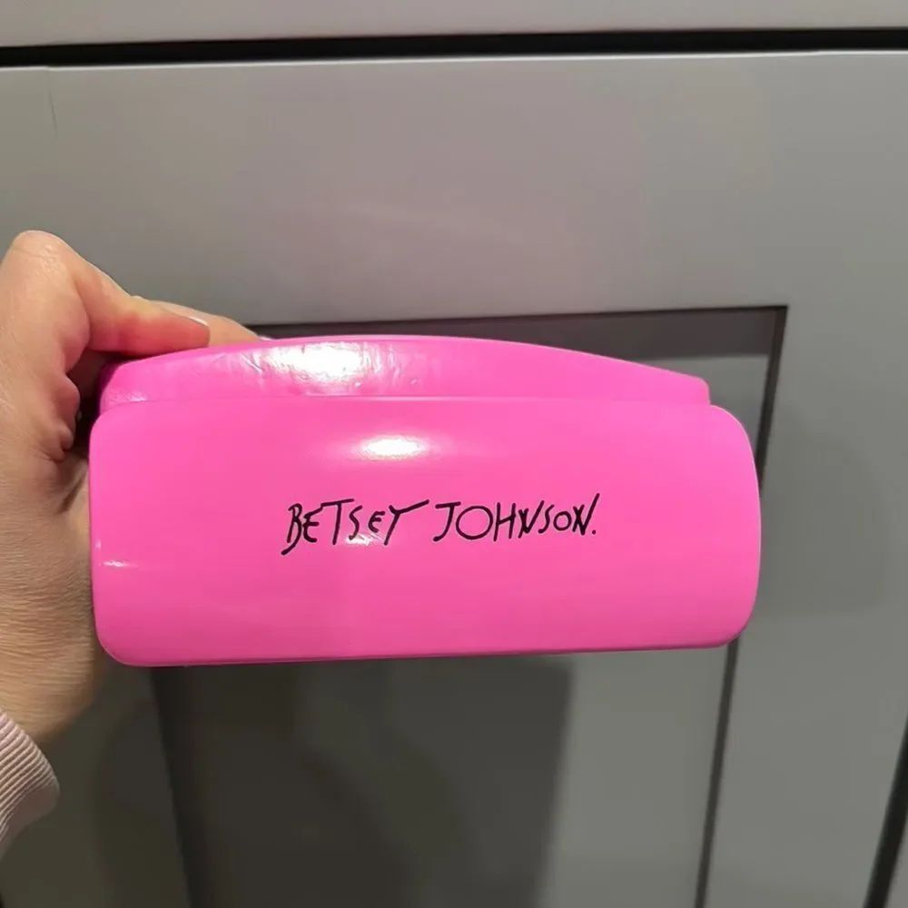 🎉Last Deal🎉Betsey Johnson Pink sunglass holder Case
